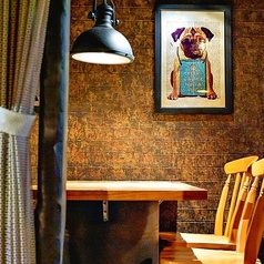 カーテンで仕切ることのできる半個室風テーブル席は、適度なプライバシーと開放感を両立させた空間です。記念日のサプライズや、仲の良い友人との親睦会などに◎