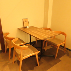 落ち着いた雰囲気の中でゆったりとした時間を過ごすのに最適です。木製の椅子が並び、温かみのあるデザインが特徴的です。窓際に位置しており、自然光が差し込み、外の景色を楽しみながらリラックスできます。友人との会話や、大切な人との特別なひとときを過ごすためにぴったりの空間です。