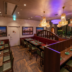 テーブル同士の間隔を広く取り、快適に過ごせるよう工夫しています。周囲を気にせず会話を楽しめるので、デートや女子会などプライベートなシーンにぴったり。洗練されたインテリアと心地よい照明が、食事をより一層引き立てます。料理と雰囲気が調和した贅沢な空間です。