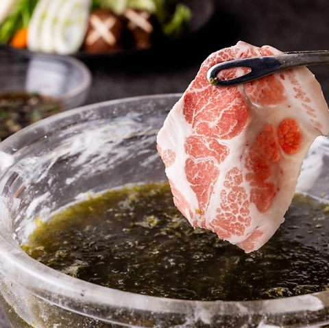 メディアで話題！"幻の豚"をあおさの入った宝石鍋で食べる【絶品しゃぶしゃぶ】