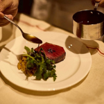 名物の銀の鴨ロースト 選び抜かれた銀鴨を、熟練の技でロースト。皮はパリッと、身はしっとり。