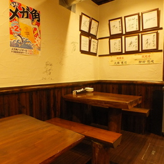 4名様がけのテーブル席。壁にはプロ野球選手やサッカー選手のサインが飾っております！