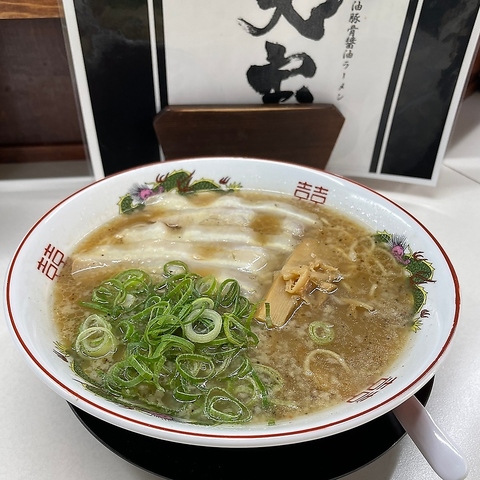 丸鶏・豚骨をじっくり煮込んだスープに深いコクを感じる京都ラーメン