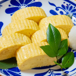 お酒に合う一品料理なども多数取り揃えております。サク飲みなど、お気軽にお立ち寄りください！