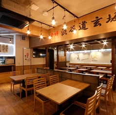 【二人だけのテーブル席はカップルなどにぜひオススメのお席】美味しいお料理やドリンクに舌鼓を打てば、自然と会話も弾みます♪空いている時はお一人様からご利用いただけますので、ちょっと一杯といったご利用も可能です。