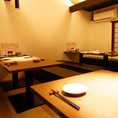2階には、落ち着いた雰囲気の個室をご用意しています。大人数での宴会や家族の集まりにもぴったりで、心温まるひとときをお過ごしいただけます。和の風情を感じながら、特別な時間をお楽しみください。