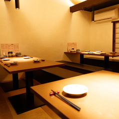 2階には、落ち着いた雰囲気の個室をご用意しています。大人数での宴会や家族の集まりにもぴったりで、心温まるひとときをお過ごしいただけます。和の風情を感じながら、特別な時間をお楽しみください。