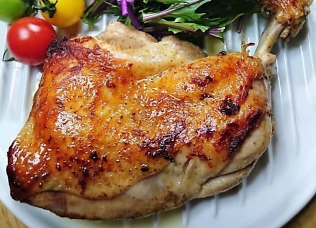こんがり焼き上げた絶品骨付鳥。皮はパリッと香ばしく、中はジューシーな旨味を存分に味わえる一品！