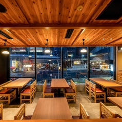 全100席の開放感溢れる心地良い空間は大規模なパーティーや企業宴会などにも最適。特別プランのご用意も可能です。和と洋を調和させた上質な空間は、お客さまの大切なお時間を演出します。お気軽にお問い合わせください。