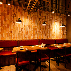 テーブル席は12席ご用意しており、モダンでおしゃれな雰囲気です。貸し切りのご予約も承りますのでご相談ください。