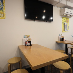 【テーブル席】内装は白を基調とした落ち着いた雰囲気の空間です。当店では、2名様用テーブルを16卓ご用意しております。ゆったりとした空間で、お料理とお酒を心ゆくまでお楽しみいただけます。人数に応じてお席の調整は柔軟に対応いたしますので会社の宴会や、飲み会など、様々なシーンにご利用ください。