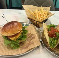 国産牛と豚を使用したジューシーなパティとこだわりパン