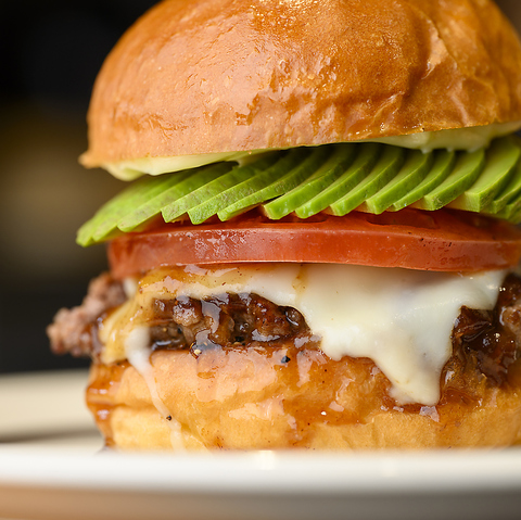 ジューシーで肉厚な当店自慢のハンバーガーをお召し上がりください！