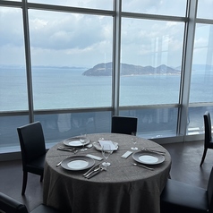 5名様までお掛けいただけるテーブル席を18卓ご用意しております。ゆったりとした配置になっているため、小さなお子様連れのご家族や、会話を楽しみたい女子会にもぴったりです。地上30階からの素晴らしい景色を眺めながら、賑やかに楽しくお食事をお楽しみいただけます。