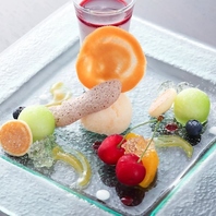 見た目も楽しい特製デザートで、食後の時間も華やかに。