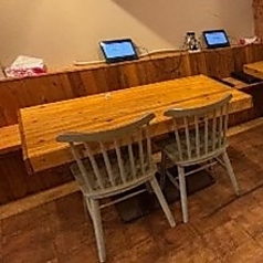 お肉を囲んでワイワイ過ごせる4名様用のテーブル席は、女子会にもイチオシのお席です！肉厚な「ハツ」や「ハラミ」をじっくり焼き上げて、お好きなドリンクで乾杯♪美味しいお肉に笑顔が溢れ、会話に花が咲くひと時。仕事の話や推しトークなどで気兼ねなくお過ごしください♪〆には後味サッパリ「ゆずシャーベット」が人気!