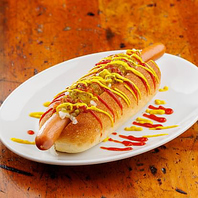 特注コッペパンと巨大ソーセージの極上ホットドッグ！