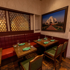 ふかふかのソファー席は、長時間でも快適に過ごせると人気です。落ち着いた色合いと柔らかな座り心地が、非日常を感じさせるリラックス空間を演出。女子会やデートはもちろん、ゆっくり語り合いたい集まりにもぴったりです。贅沢な雰囲気の中で、心地よいひとときをお楽しみください。