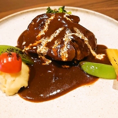 旨味を閉じ込めた肉料理と多彩なアラカルト料理