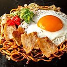 目玉焼のせ豚焼そば ソース/塩だれ