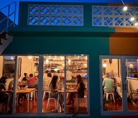 ディナータイムの店内