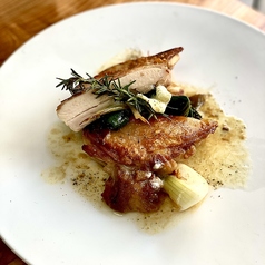 近江黒鶏もものパリパリ焼き　ローズマリとレモンバターソース