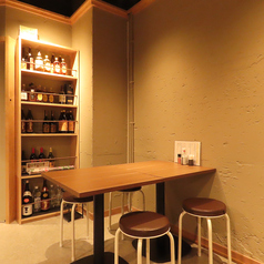 【シーンを選ばないテーブル席】2名～5名様用。グループでのご来店やご同僚との飲みの席、ご家族でのお食事にピッタリのテーブル席です◎
