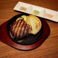肉汁あふれる本格極上ハンバーグ！3種の薬味で堪能