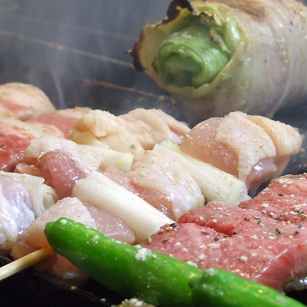 炭火でふっくらと焼き上げた、串焼きのリピーターはあとを絶えない…