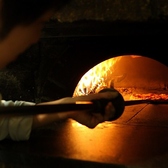 当店では本格的なピッツァを楽しんでいただくために、専用のピッツァ窯を完備しております。人気のマルゲリータから週替わりのピッツァメニューまで、アツアツで焼きたての香ばしいピッツァをぜひご堪能ください。