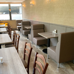 おひとり様でも人目を気にせず、ゆっくり過ごせるソファー席もご用意致しております。