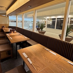 30名様以上（最大42名まで）でお店の貸し切りのご相談を承ります。