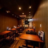 肩肘張らずにくつろげる♪テーブル席と片側ソファー席