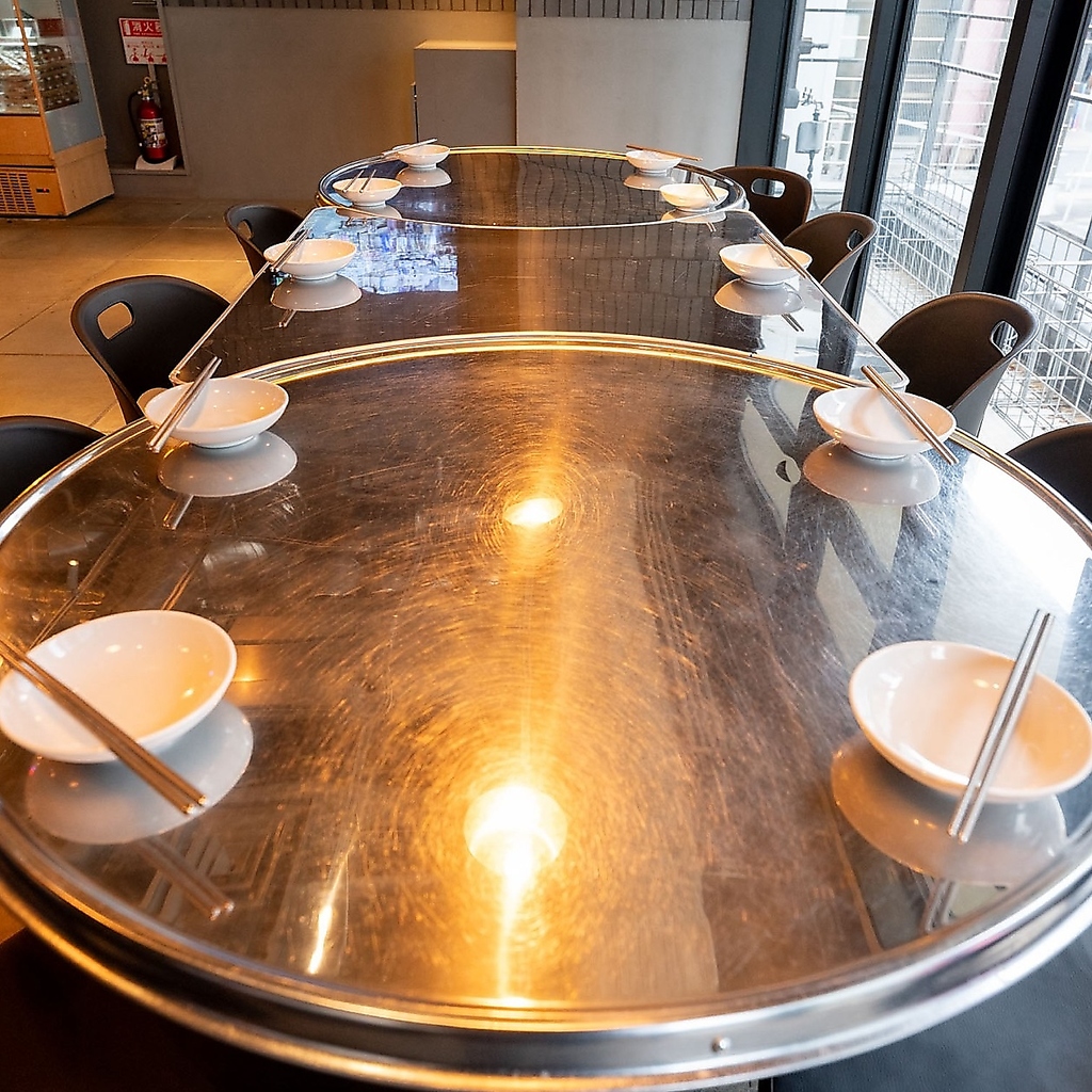 ドラム缶テーブルは、連結テーブルをつけて何名様でも自由自在！最大32名様までまとって宴会