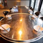 ドラム缶テーブルは、連結テーブルをつけて何名様でも自由自在！最大32名様までまとって宴会