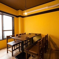 窓から光が差し込む、開放的なお席でごゆるりと♪