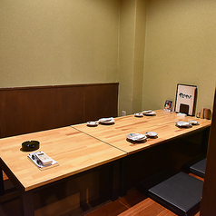 タバコが吸えて、落ち着ける場所。喫煙OKの掘りごたつ席は、仕事帰りの一服タイムにも最適。平日ならゆったり過ごせます。