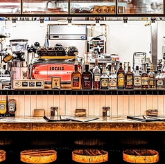 オープンキッチンのカウンター席は1人飲みやデートにも◎