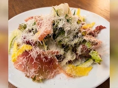 生ハムとシャキシャキ野菜のシーザーサラダ