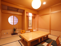 5名様用個室3部屋ございます。