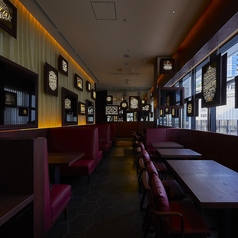2～4名様用のテーブル席。窓側のテーブル席は最大10名様までアレンジ可能。店内側は4名様までゆったりくつろげるBOX席を3テーブルご用意しております。