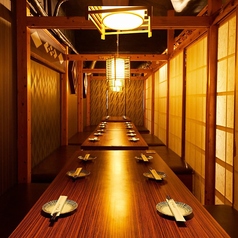 和モダン空間を仲間だけで堪能。最大70名様まで貸し切り利用可能です！大人数での忘年会、イベントの打ち上げ、同窓会など、シーンを選びません。また、お得なコースやクーポンを多数ご用意していますのでぜひチェックしてみてください。