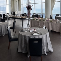 3名様掛けのテーブル席を5卓ご用意しております。カップルでのデートや、親しいご友人との少人数でのご利用に最適なお席です。窓の外に広がる絶景を間近に感じながら、落ち着いた雰囲気の中で本格的なイタリアンとビュッフェをご堪能いただけます。大切な方との距離もぐっと縮まるはずです。