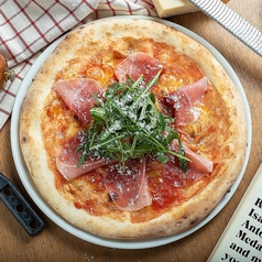 生ハムとルッコラのピッツァ