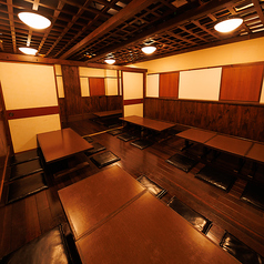 大人数の宴会にも対応可能なお座敷個室!会社宴会や歓送迎会、仲間との飲み会、同窓会にピッタリです!リラックスできる雰囲気の中で、美味しい料理とお酒を囲んで楽しい時間をお過ごしいただけます!