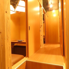 ◆テーブル個室◆2名様から団体様までご利用可能です。想い出に残るようなご宴会をお過ごし頂けるよう心を込めてお作りするお食事とお酒をご用意してお待ちしております。ランチタイムから深夜まで営業しているので、上野でのお出かけ帰りにもぜひご来店下さい。