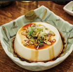 店主厳選の牛・豚・鶏！豊富な薬味で、あなただけの食べ方を見つけられます。挑戦もお気軽に！