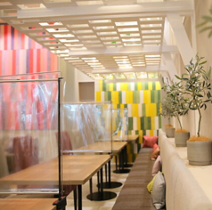 片側ソファー席はゆったりとお過ごしいただけます◎14名様まで1つのテーブルでお食事も可能なため、宴会や飲み会のシーンにもぴったりです♪