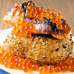 名物親子焼きおにぎり。かりっと焼いたご飯にしみたたれと、いくら、鮭の相性が抜群です。