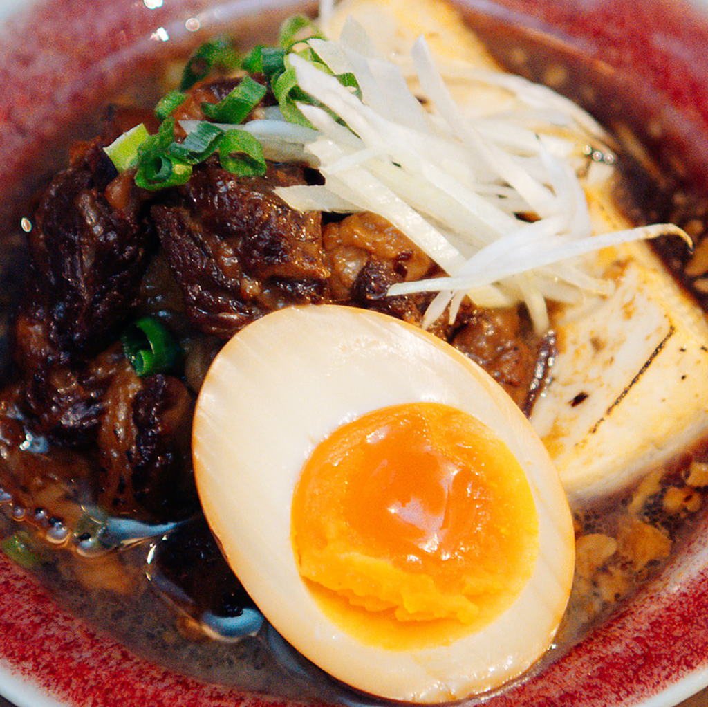 柔らかく煮込まれた国産牛すじ肉と豆腐の相性が抜群♪煮卵、温玉、チーズなどお好みトッピングも可能